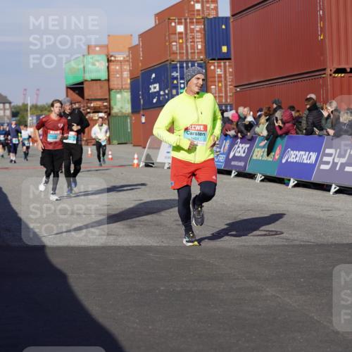 03.10.2025 - Köhlbrandbrückenlauf Michael Burmester http://msf.ph/oto/9006927 03.10.2025 10:08:44 Ziel 1451, 1506, 1555, 1566, 1567, 1670, 1858, 2449, 2731, 2734, 3128, 3189, 3380, 3738 meine-sportfotos.de