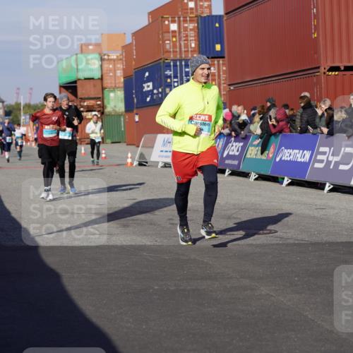 03.10.2025 - Köhlbrandbrückenlauf Michael Burmester http://msf.ph/oto/9006937 03.10.2025 10:08:44 Ziel 1451, 1506, 1555, 1566, 1567, 1670, 1858, 2449, 2731, 2734, 3128, 3189, 3380, 3738 meine-sportfotos.de
