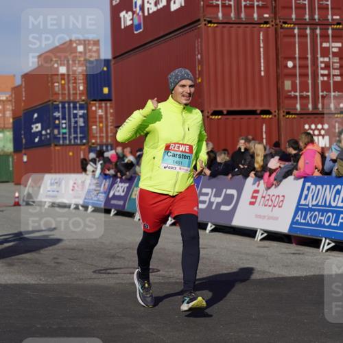 03.10.2025 - Köhlbrandbrückenlauf Michael Burmester http://msf.ph/oto/9006945 03.10.2025 10:08:45 Ziel 1367, 1451, 1506, 1555, 1566, 1567, 1670, 1858, 2449, 3128, 3189, 3380, 3738 meine-sportfotos.de