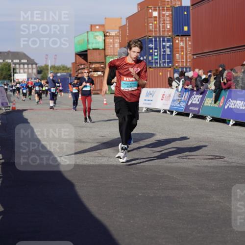 03.10.2025 - Köhlbrandbrückenlauf Michael Burmester http://msf.ph/oto/9006958 03.10.2025 10:08:46 Ziel 1367, 1451, 1506, 1555, 1566, 1567, 1670, 1858, 2449, 3128, 3380, 3738 meine-sportfotos.de