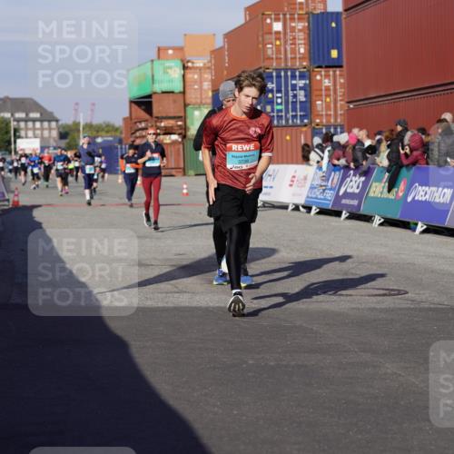 03.10.2025 - Köhlbrandbrückenlauf Michael Burmester http://msf.ph/oto/9006970 03.10.2025 10:08:46 Ziel 1367, 1451, 1506, 1555, 1566, 1567, 1670, 1858, 2449, 3128, 3380, 3738 meine-sportfotos.de