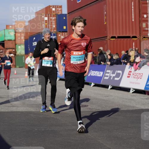 03.10.2025 - Köhlbrandbrückenlauf Michael Burmester http://msf.ph/oto/9006992 03.10.2025 10:08:47 Ziel 1364, 1367, 1451, 1555, 1670, 1858, 2449, 2805, 3128, 3380, 3738 meine-sportfotos.de