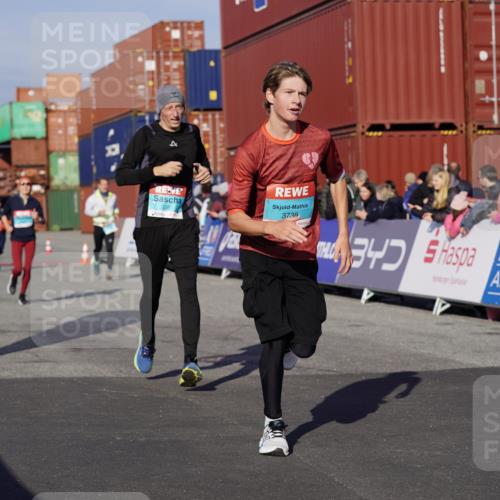 03.10.2025 - Köhlbrandbrückenlauf Michael Burmester http://msf.ph/oto/9007001 03.10.2025 10:08:47 Ziel 1364, 1367, 1451, 1555, 1670, 1858, 2449, 2805, 3128, 3380, 3738 meine-sportfotos.de