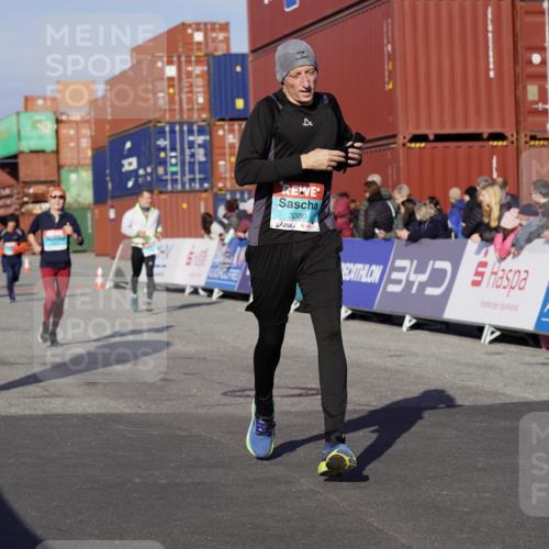 03.10.2025 - Köhlbrandbrückenlauf Michael Burmester http://msf.ph/oto/9007010 03.10.2025 10:08:47 Ziel 1364, 1367, 1451, 1555, 1670, 1858, 2449, 2805, 3128, 3380, 3738 meine-sportfotos.de