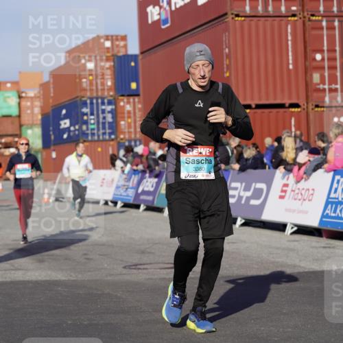 03.10.2025 - Köhlbrandbrückenlauf Michael Burmester http://msf.ph/oto/9007027 03.10.2025 10:08:48 Ziel 1364, 1367, 1451, 1670, 2449, 2805, 3128, 3380, 3738 meine-sportfotos.de
