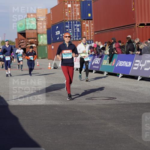 03.10.2025 - Köhlbrandbrückenlauf Michael Burmester http://msf.ph/oto/9007047 03.10.2025 10:08:49 Ziel 1364, 1367, 1451, 1670, 2805, 3280, 3380, 3738 meine-sportfotos.de