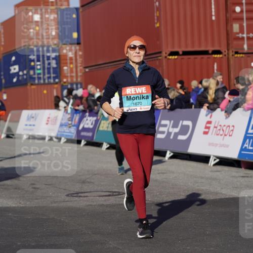 03.10.2025 - Köhlbrandbrückenlauf Michael Burmester http://msf.ph/oto/9007057 03.10.2025 10:08:50 Ziel 1364, 1367, 1451, 1670, 2805, 3280, 3380, 3738 meine-sportfotos.de