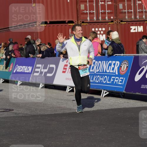03.10.2025 - Köhlbrandbrückenlauf Michael Burmester http://msf.ph/oto/9007108 03.10.2025 10:08:52 Ziel 1200, 1294, 1364, 1367, 1670, 2805, 3280, 3380, 3738 meine-sportfotos.de