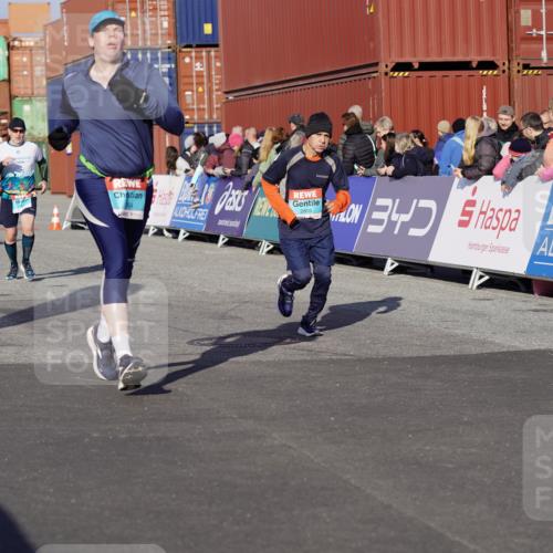 03.10.2025 - Köhlbrandbrückenlauf Michael Burmester http://msf.ph/oto/9007134 03.10.2025 10:08:53 Ziel 1200, 1294, 1364, 1367, 1670, 2805, 3280, 3738 meine-sportfotos.de