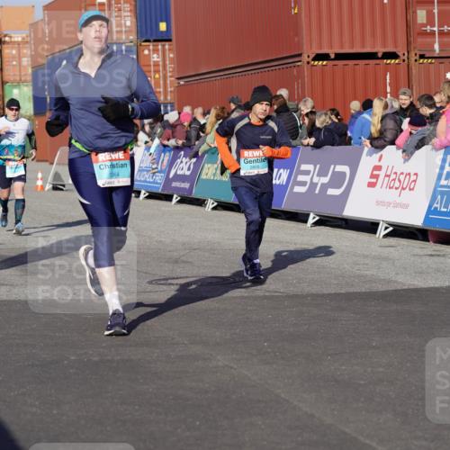 03.10.2025 - Köhlbrandbrückenlauf Michael Burmester http://msf.ph/oto/9007142 03.10.2025 10:08:53 Ziel 1200, 1294, 1364, 1367, 1670, 2805, 3280, 3738 meine-sportfotos.de