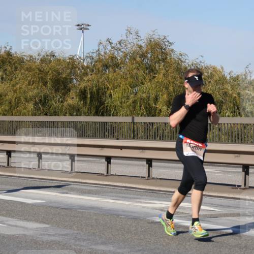 03.10.2025 - Köhlbrandbrückenlauf Julia Fischer http://msf.ph/oto/9007192 03.10.2025 12:46:33 Position 3 6484 meine-sportfotos.de