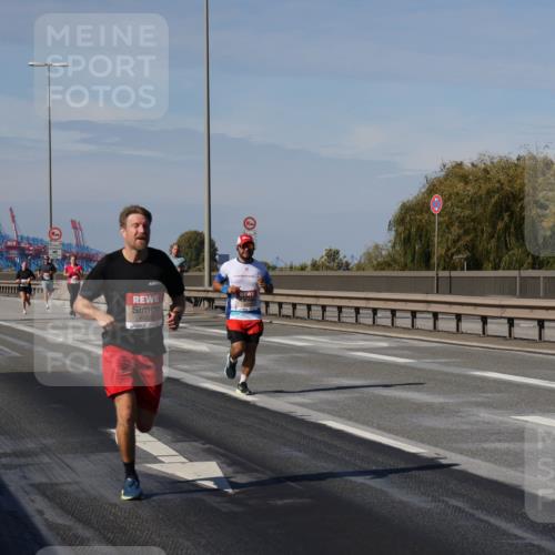 03.10.2025 - Köhlbrandbrückenlauf Julia Fischer http://msf.ph/oto/9007215 03.10.2025 12:46:37 Position 3 12, 5, 6329 meine-sportfotos.de