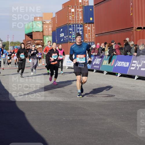03.10.2025 - Köhlbrandbrückenlauf Michael Burmester http://msf.ph/oto/9007239 03.10.2025 10:08:57 Ziel 1200, 1294, 1355, 1364, 1367, 1673, 1902, 2560, 2805, 3009, 3280, 3672 meine-sportfotos.de