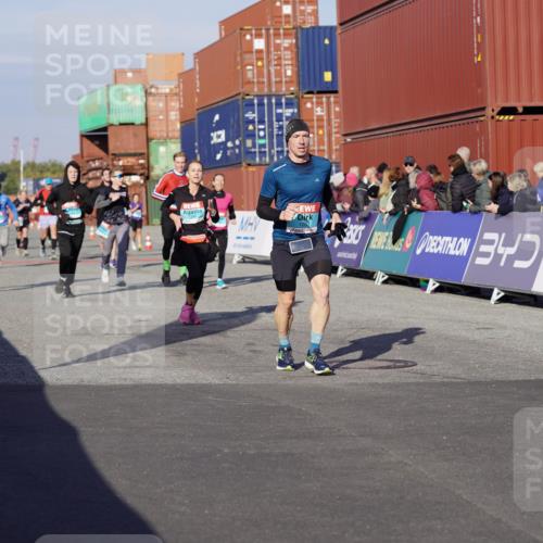03.10.2025 - Köhlbrandbrückenlauf Michael Burmester http://msf.ph/oto/9007251 03.10.2025 10:08:57 Ziel 1200, 1294, 1355, 1364, 1367, 1673, 1902, 2560, 2805, 3009, 3280, 3672 meine-sportfotos.de
