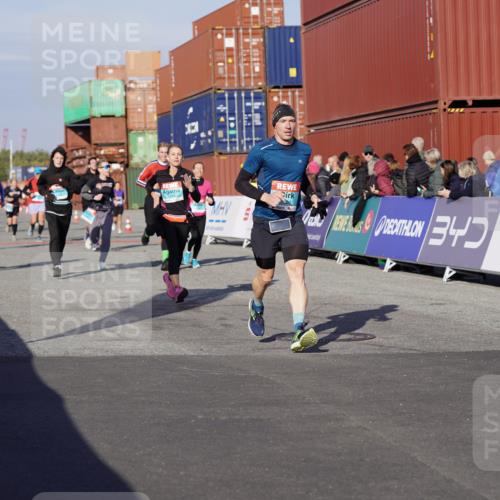 03.10.2025 - Köhlbrandbrückenlauf Michael Burmester http://msf.ph/oto/9007261 03.10.2025 10:08:57 Ziel 1200, 1294, 1355, 1364, 1367, 1673, 1902, 2560, 2805, 3009, 3280, 3672 meine-sportfotos.de