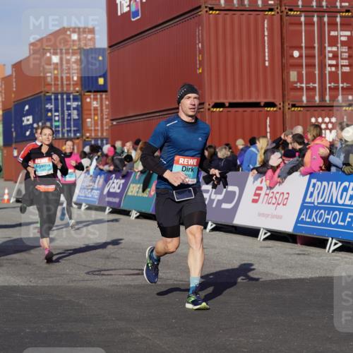 03.10.2025 - Köhlbrandbrückenlauf Michael Burmester http://msf.ph/oto/9007275 03.10.2025 10:08:58 Ziel 1200, 1294, 1355, 1364, 1673, 1902, 2117, 2560, 2805, 3009, 3280, 3672 meine-sportfotos.de
