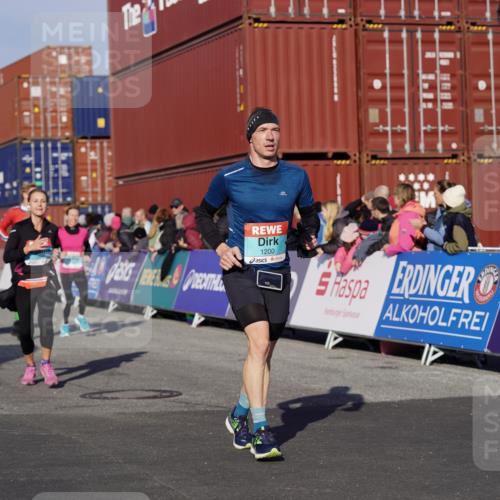 03.10.2025 - Köhlbrandbrückenlauf Michael Burmester http://msf.ph/oto/9007296 03.10.2025 10:08:58 Ziel 1200, 1294, 1355, 1364, 1673, 1902, 2117, 2560, 2805, 3009, 3280, 3672 meine-sportfotos.de