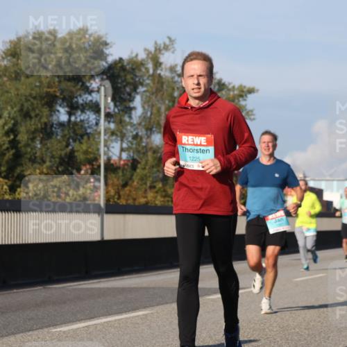03.10.2025 - Köhlbrandbrückenlauf Luisa Fischer http://msf.ph/oto/9007303 03.10.2025 10:49:03 Position 3 1225 meine-sportfotos.de