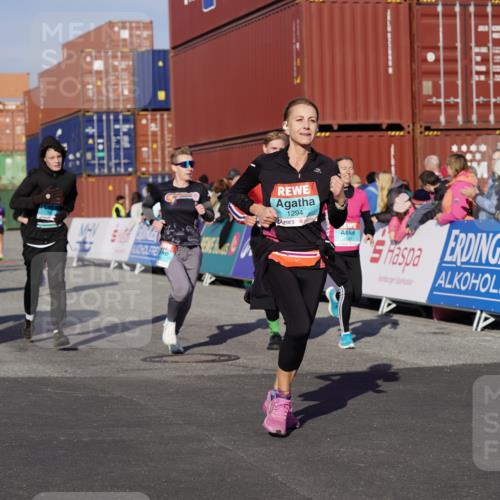 03.10.2025 - Köhlbrandbrückenlauf Michael Burmester http://msf.ph/oto/9007316 03.10.2025 10:09:00 Ziel 1200, 1294, 1355, 1507, 1673, 1902, 2117, 2450, 2560, 3006, 3009, 3010, 3280, 3672 meine-sportfotos.de