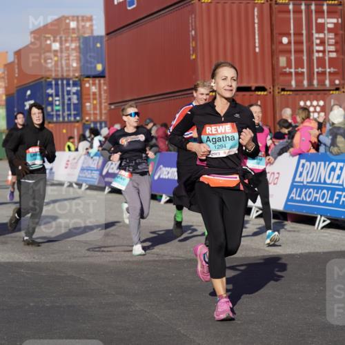 03.10.2025 - Köhlbrandbrückenlauf Michael Burmester http://msf.ph/oto/9007338 03.10.2025 10:09:00 Ziel 1200, 1294, 1355, 1507, 1673, 1902, 2117, 2450, 2560, 3006, 3009, 3010, 3280, 3672 meine-sportfotos.de