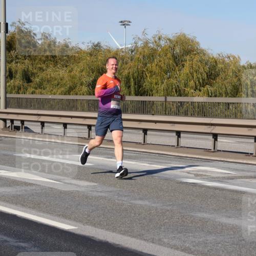 03.10.2025 - Köhlbrandbrückenlauf Julia Fischer http://msf.ph/oto/9007353 03.10.2025 12:47:11 Position 3  meine-sportfotos.de