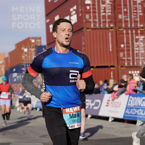 03.10.2025 - Köhlbrandbrückenlauf Michael Burmester http://msf.ph/oto/9007411 03.10.2025 10:09:03 Ziel 1200, 1294, 1355, 1369, 1391, 1419, 1507, 1673, 1902, 2117, 2450, 2560, 2677, 3006, 3009, 3010, 3672 meine-sportfotos.de
