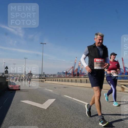 03.10.2025 - Köhlbrandbrückenlauf Matties Gatica Varas http://msf.ph/oto/9007425 03.10.2025 13:02:51 Position 2 6695 meine-sportfotos.de
