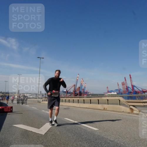 03.10.2025 - Köhlbrandbrückenlauf Matties Gatica Varas http://msf.ph/oto/9007481 03.10.2025 13:02:56 Position 2  meine-sportfotos.de