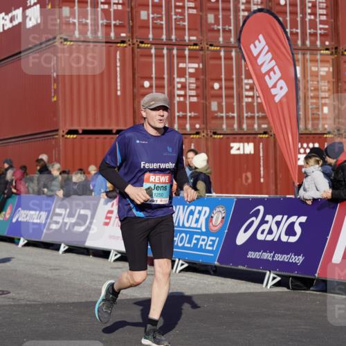 03.10.2025 - Köhlbrandbrückenlauf Michael Burmester http://msf.ph/oto/9007674 03.10.2025 10:09:14 Ziel 1163, 1250, 1369, 1391, 1419, 1478, 1600, 1742, 1805, 2677, 3743 meine-sportfotos.de