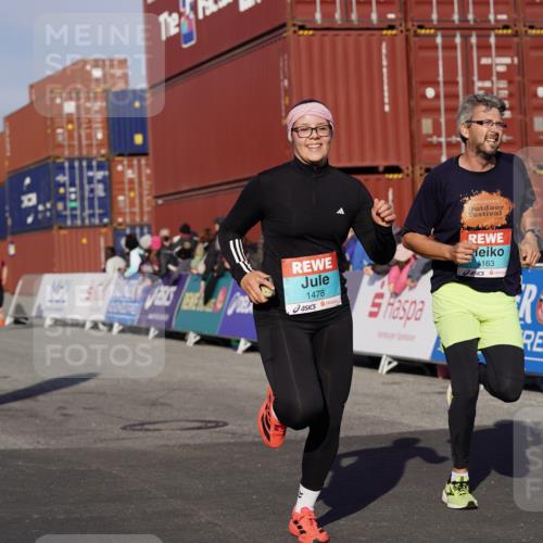 03.10.2025 - Köhlbrandbrückenlauf Michael Burmester http://msf.ph/oto/9007720 03.10.2025 10:09:15 Ziel 1163, 1250, 1369, 1391, 1419, 1478, 1600, 1742, 1805, 1901, 3743 meine-sportfotos.de