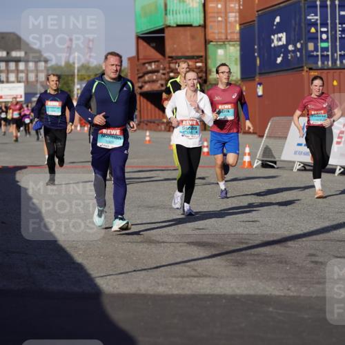 03.10.2025 - Köhlbrandbrückenlauf Michael Burmester http://msf.ph/oto/9007757 03.10.2025 10:09:17 Ziel 1163, 1201, 1250, 1464, 1478, 1558, 1600, 1742, 1805, 1818, 1901, 3641 meine-sportfotos.de
