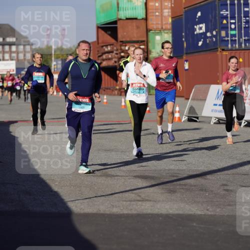 03.10.2025 - Köhlbrandbrückenlauf Michael Burmester http://msf.ph/oto/9007766 03.10.2025 10:09:17 Ziel 1163, 1201, 1250, 1464, 1478, 1558, 1600, 1742, 1805, 1818, 1901, 3641 meine-sportfotos.de