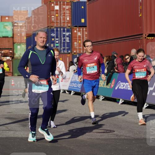 03.10.2025 - Köhlbrandbrückenlauf Michael Burmester http://msf.ph/oto/9007844 03.10.2025 10:09:19 Ziel 1163, 1201, 1464, 1478, 1558, 1742, 1805, 1818, 1901, 3387, 3641 meine-sportfotos.de