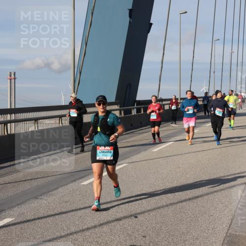 03.10.2025 - Köhlbrandbrückenlauf Julia Fischer http://msf.ph/oto/9007850 03.10.2025 10:01:41 Position 2 2830 meine-sportfotos.de