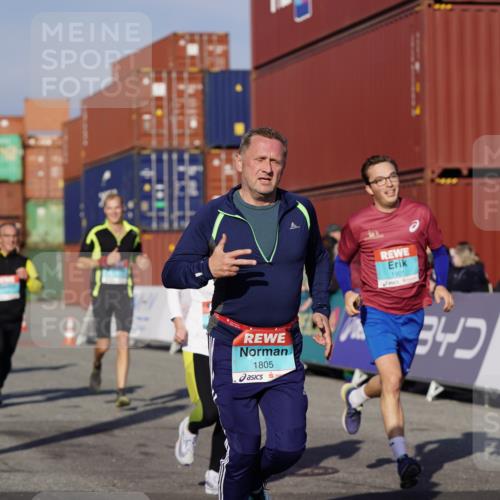 03.10.2025 - Köhlbrandbrückenlauf Michael Burmester http://msf.ph/oto/9007855 03.10.2025 10:09:20 Ziel 1163, 1201, 1464, 1478, 1558, 1742, 1805, 1818, 1901, 3387, 3641 meine-sportfotos.de