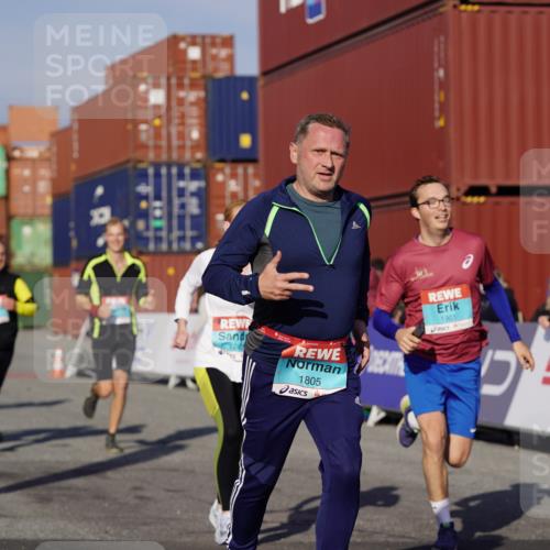 03.10.2025 - Köhlbrandbrückenlauf Michael Burmester http://msf.ph/oto/9007868 03.10.2025 10:09:20 Ziel 1163, 1201, 1464, 1478, 1558, 1742, 1805, 1818, 1901, 3387, 3641 meine-sportfotos.de