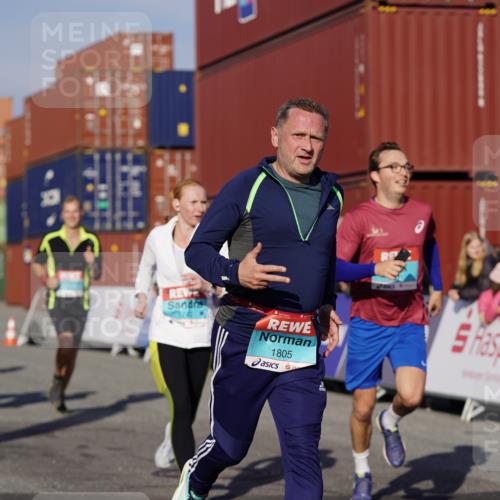 03.10.2025 - Köhlbrandbrückenlauf Michael Burmester http://msf.ph/oto/9007878 03.10.2025 10:09:20 Ziel 1163, 1201, 1464, 1478, 1558, 1742, 1805, 1818, 1901, 3387, 3641 meine-sportfotos.de