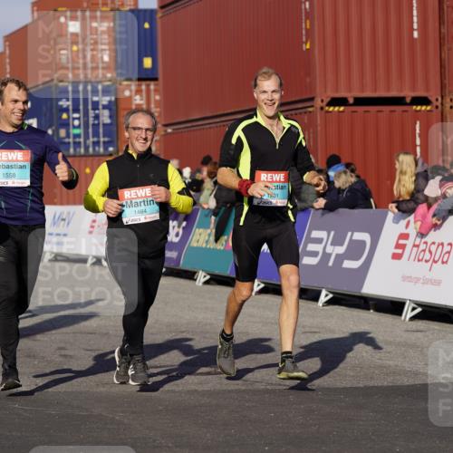 03.10.2025 - Köhlbrandbrückenlauf Michael Burmester http://msf.ph/oto/9007917 03.10.2025 10:09:22 Ziel 1201, 1464, 1558, 1742, 1805, 1818, 1901, 3387, 3641 meine-sportfotos.de