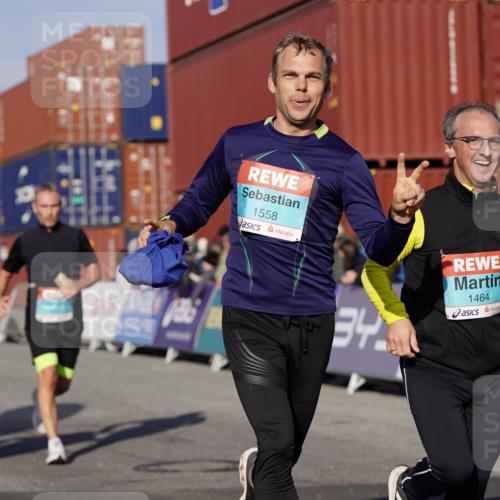 03.10.2025 - Köhlbrandbrückenlauf Michael Burmester http://msf.ph/oto/9007948 03.10.2025 10:09:23 Ziel 1201, 1464, 1558, 1742, 1805, 1818, 1901, 3387, 3641 meine-sportfotos.de