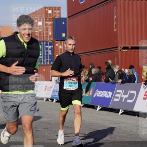 03.10.2025 - Köhlbrandbrückenlauf Michael Burmester http://msf.ph/oto/9007985 03.10.2025 10:09:24 Ziel 1201, 1464, 1558, 1742, 1805, 1818, 1901, 3387, 3641 meine-sportfotos.de