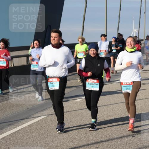 03.10.2025 - Köhlbrandbrückenlauf Julia Fischer http://msf.ph/oto/9008065 03.10.2025 10:02:31 Position 2 2265, 2999, 3001, 3000, 2271 meine-sportfotos.de