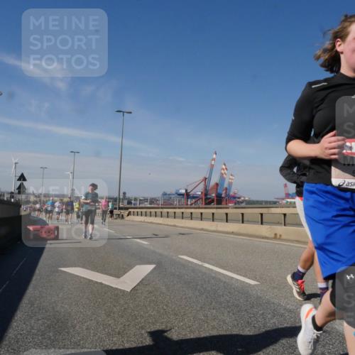 03.10.2025 - Köhlbrandbrückenlauf Matties Gatica Varas http://msf.ph/oto/9008066 03.10.2025 13:03:49 Position 2 5250 meine-sportfotos.de