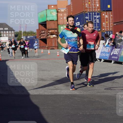03.10.2025 - Köhlbrandbrückenlauf Michael Burmester http://msf.ph/oto/9008067 03.10.2025 10:09:32 Ziel 1408, 2882, 2946 meine-sportfotos.de