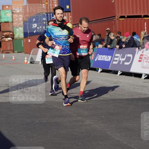 03.10.2025 - Köhlbrandbrückenlauf Michael Burmester http://msf.ph/oto/9008078 03.10.2025 10:09:32 Ziel 1408, 2882, 2946 meine-sportfotos.de