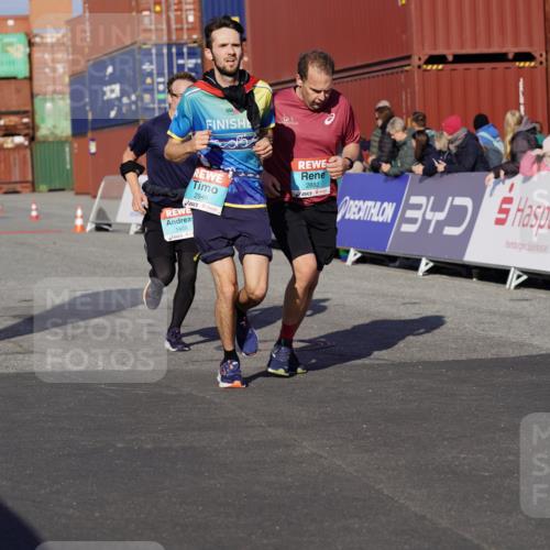 03.10.2025 - Köhlbrandbrückenlauf Michael Burmester http://msf.ph/oto/9008090 03.10.2025 10:09:33 Ziel 1408, 2882, 2946 meine-sportfotos.de