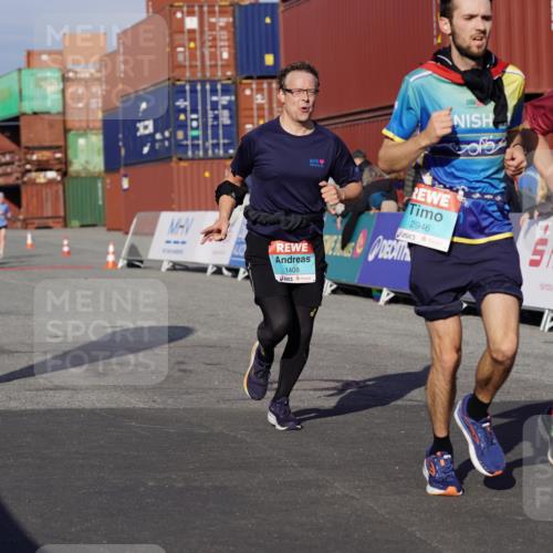 03.10.2025 - Köhlbrandbrückenlauf Michael Burmester http://msf.ph/oto/9008104 03.10.2025 10:09:33 Ziel 1408, 2882, 2946 meine-sportfotos.de