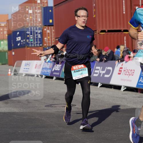 03.10.2025 - Köhlbrandbrückenlauf Michael Burmester http://msf.ph/oto/9008134 03.10.2025 10:09:34 Ziel 1408, 1786, 2882, 2946, 3321 meine-sportfotos.de