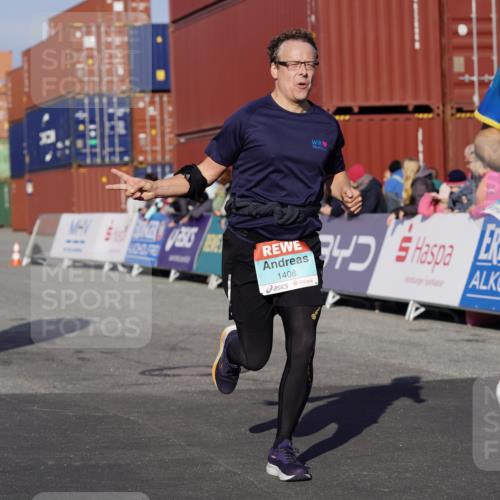 03.10.2025 - Köhlbrandbrückenlauf Michael Burmester http://msf.ph/oto/9008143 03.10.2025 10:09:34 Ziel 1408, 1786, 2882, 2946, 3321 meine-sportfotos.de