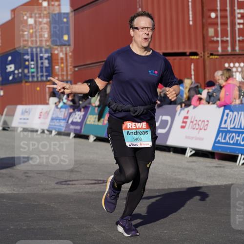 03.10.2025 - Köhlbrandbrückenlauf Michael Burmester http://msf.ph/oto/9008155 03.10.2025 10:09:34 Ziel 1408, 1786, 2882, 2946, 3321 meine-sportfotos.de