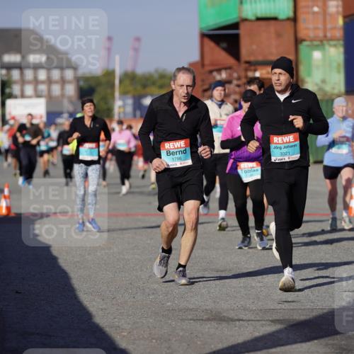 03.10.2025 - Köhlbrandbrückenlauf Michael Burmester http://msf.ph/oto/9008186 03.10.2025 10:09:38 Ziel 1188, 1399, 1408, 1786, 2027, 2882, 2946, 3321, 3539, 3811 meine-sportfotos.de